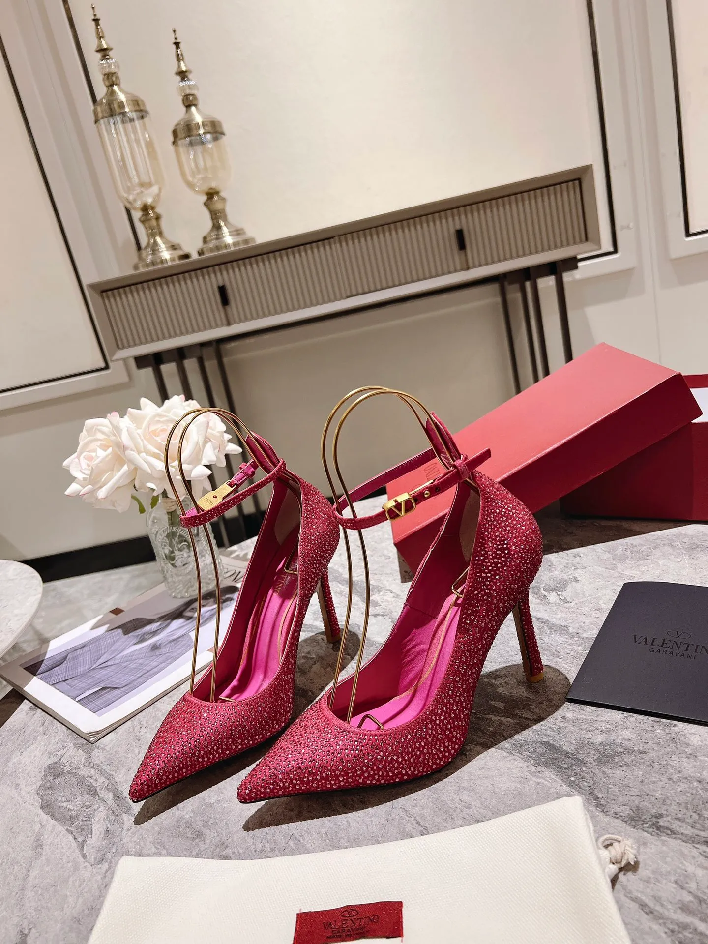 👟👟Ex-factory price 500👟👟 Genuine leather sole +40 Top version 𝑉𝐴𝐿𝐸𝑁𝑇𝐼𝑁𝑂 Valentino new spring and summer women's 6⃣️color "Czech Diamond💎" full diamond shoes The unique [V’s handcrafted diamond production] brings out a full sense of high-end, and the new season will live up to expectations! Worth buying★Absolutely high-grade❥Original method, Absolutely sensual❥Elegant style, creating a different feeling, simple and elegant style!  Code number: 35-41 (34-42 customized, non-returnable) Lining: Sheepskin lining Heel height: 10cm Leather outsole Rubber outsole